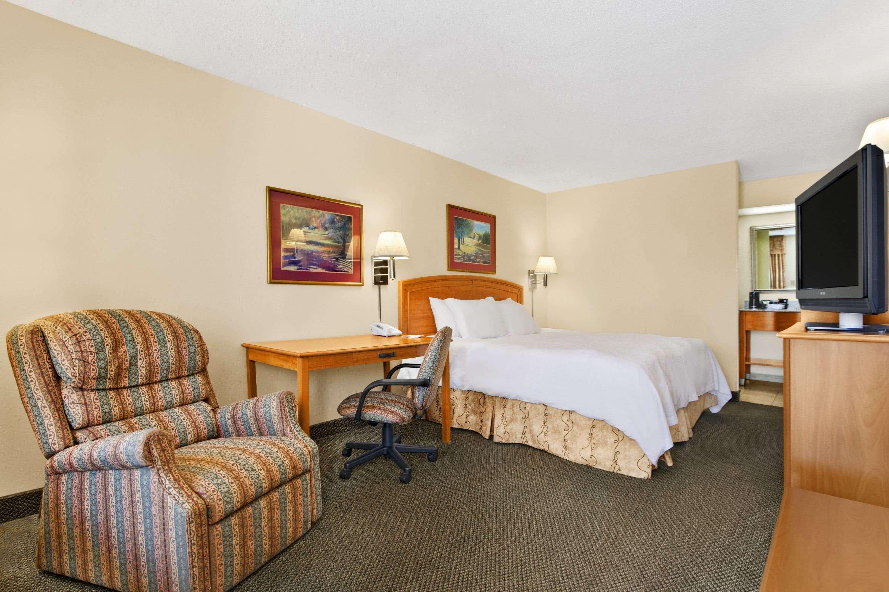 Howard Johnson By Wyndham Greensboro Near The Coliseum Luaran gambar