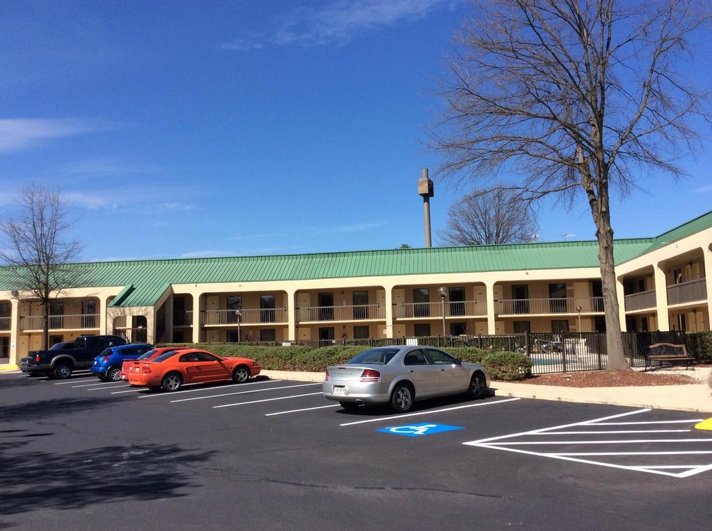 Howard Johnson By Wyndham Greensboro Near The Coliseum Luaran gambar