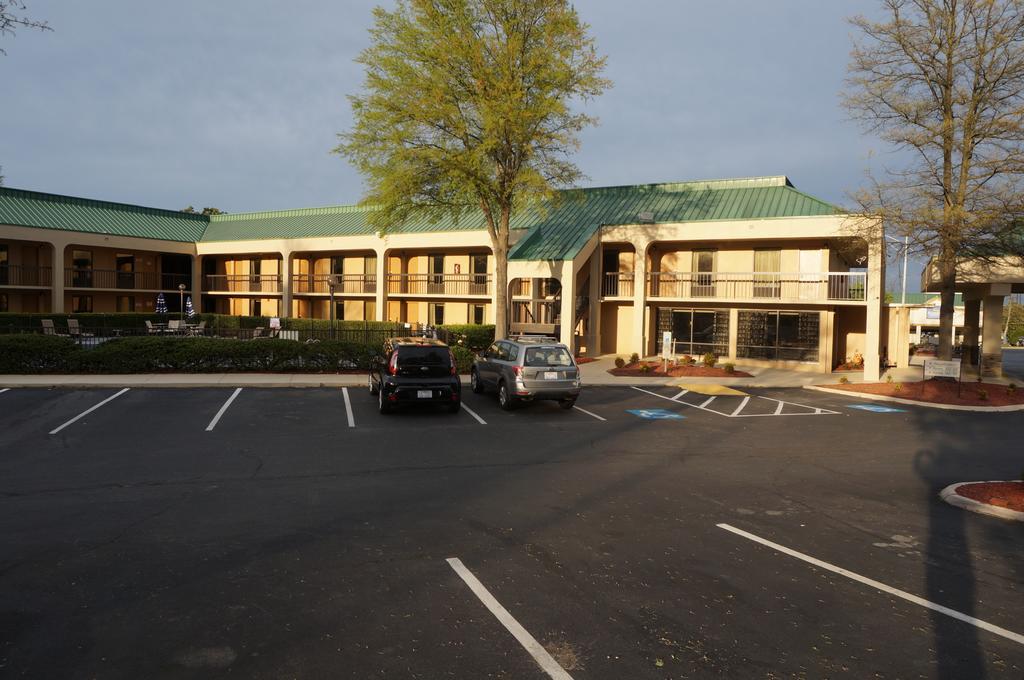 Howard Johnson By Wyndham Greensboro Near The Coliseum Luaran gambar