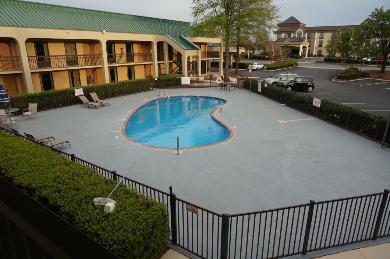 Howard Johnson By Wyndham Greensboro Near The Coliseum Luaran gambar