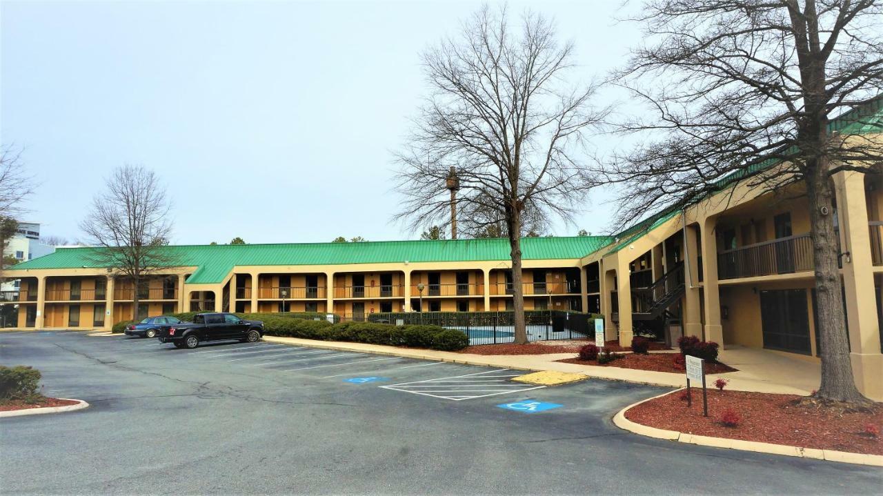 Howard Johnson By Wyndham Greensboro Near The Coliseum Luaran gambar